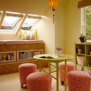 Полки в в интерьере компактной детской