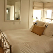 Зеркало в маленькой спальне