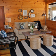 Черно-белая полоска - основной акцент в мини-гостиной