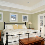 Стеклянные двереи в спальной комнате