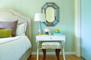 Изумрудный цвет в дизайне маленькой комнате
