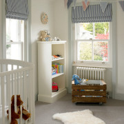 Полосатые рулонные шторы в детской