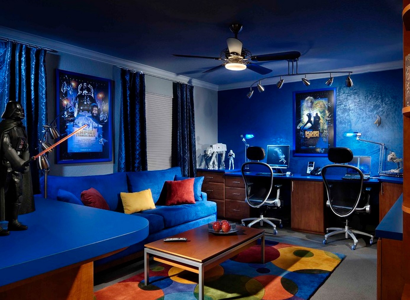 голубые стены в интерьере. синие стены в интерьере. потолок мидсенчури. Atlantic blue. спальня в синих тонах.