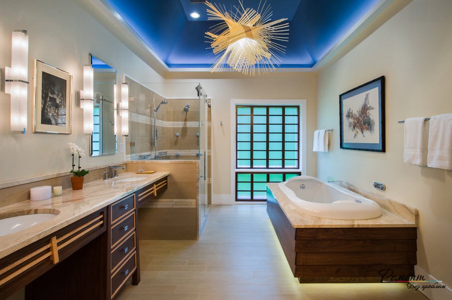 Шикарний інтер'єр ванної кімнати із зонованим освітленням