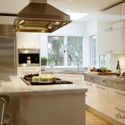 Оформление угла кухни окнами Оформление угла кухни окнами