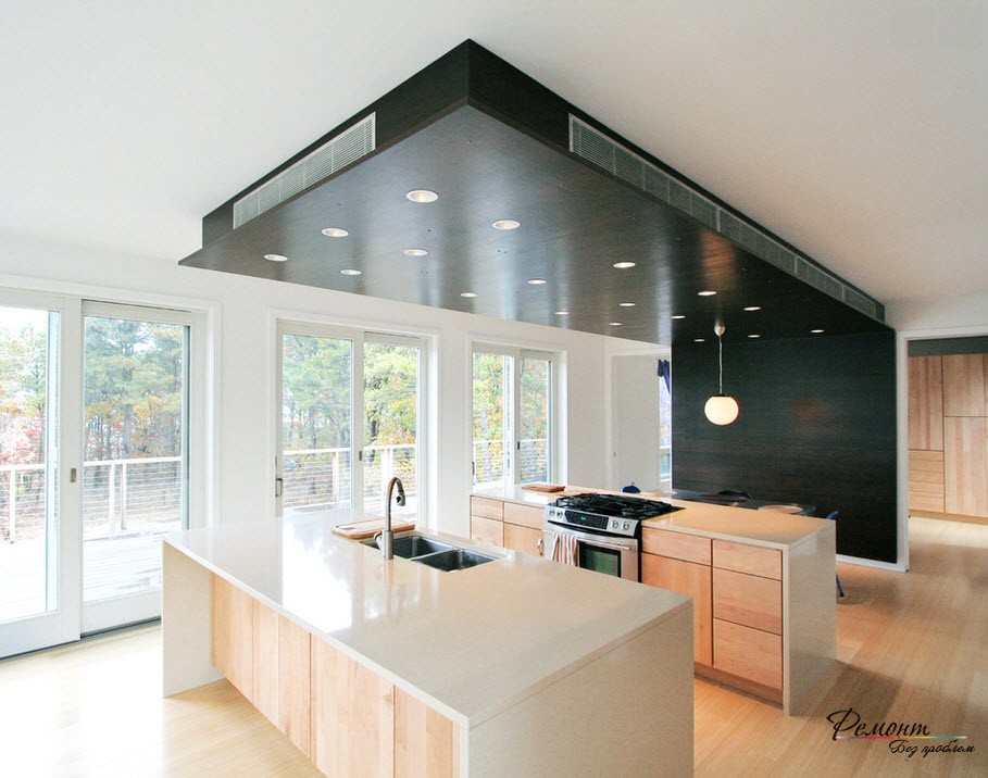 Черный потолок в кухне подразумевает использование простой мебели желательно цвета натурального дерева