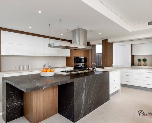 Черная мраморная столешница