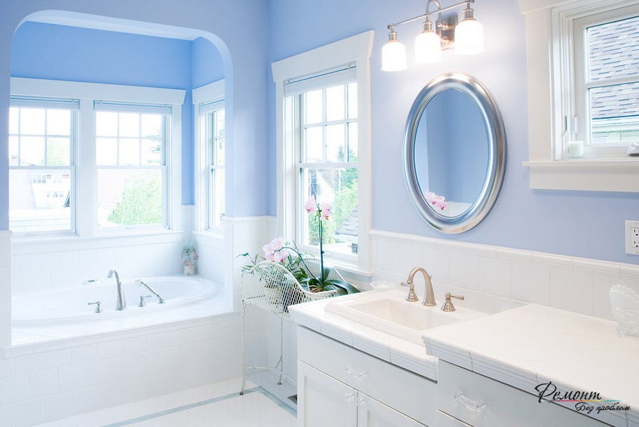 Интерьер ванной комнаты с использованием красивого голубого оттенка