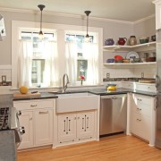 Раковина мжду двумя кухонными окнами Раковина мжду двумя кухонными окнами