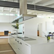 Островная вытяжка на большой кухне