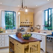 Кухня с двумя окнами Кухня с двумя окнами