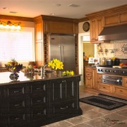 Очеь красиваыя кухня с холодильник, встроенным в мебель