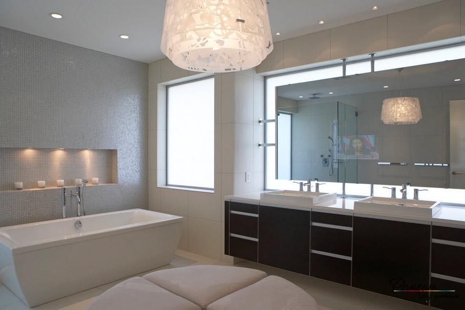 Світлове зонування необхідно у ванній кімнаті, особливо якщо вона простора