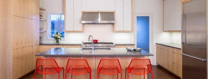 Четыре красных стула