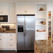 Встроенный в кухонную мебель холодильник экономит место на маленькой кухне
