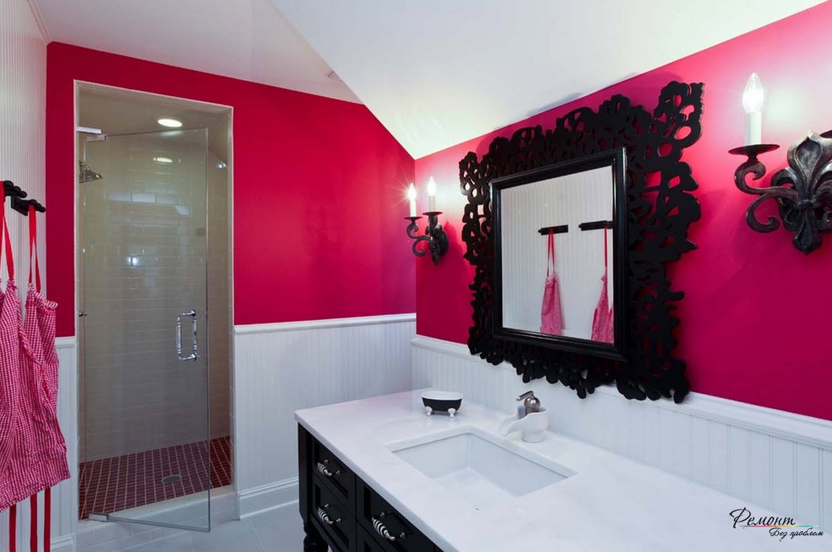 Дерзкий интерьер ванной комнаты с использованием очень яркого малинового тона