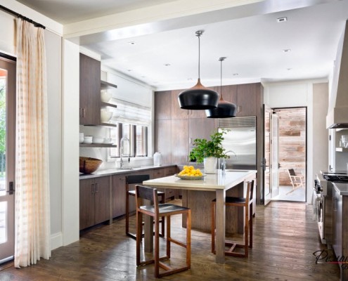 Бежевые шторы на дверном проеме