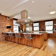 Островная вытяжка на светлой кухне