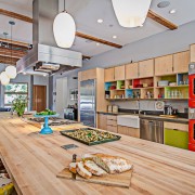 Островная вытяжка на дизайнерской кухне