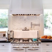 Функциональное пространство между окнами на кухне Функциональное пространство между окнами на кухне