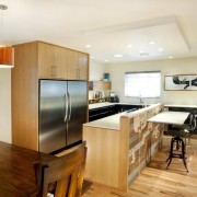 Дизайн кухни с холодильником, встроенным в мебель