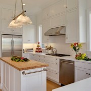 Встроенный в мебель холодильник у двери экономит место