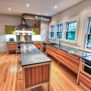 Вытяжка на зелёной кухне