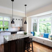 Зона отдыха под окном в кухне Зона отдыха под окном в кухне