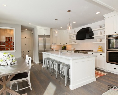 Серый ламинат на полу