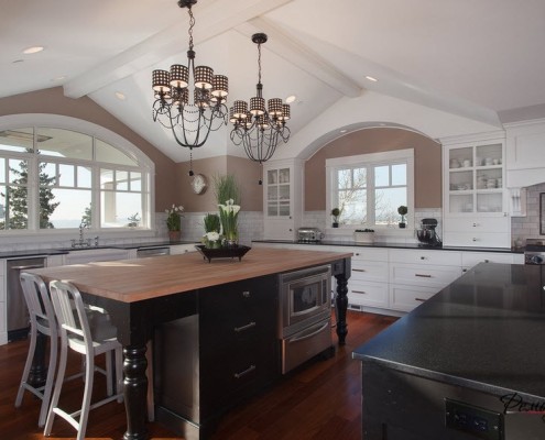 Кухня с двумя окнами и необычными светильниками Кухня с двумя окнами и необычными светильниками