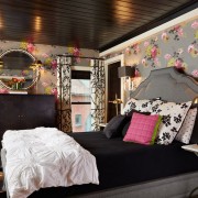 Черный потолок прекрасен в сочетании с серым и розовым цветом в интерьере спальни