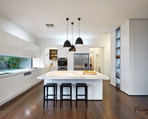 Три черных подвесных светильника над островом