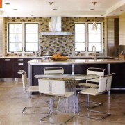 Плитка и вытяжка между окнами кухни Плитка и вытяжка между окнами кухни