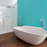 Белый и насыщенный голубой - яркий интерьер ванной комнаты