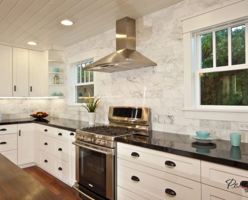 Два окна на длинной стене кухни Два окна на длинной стене кухни