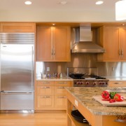 Красивый интерьер кухни с холодильником, встроенным в гарнитур