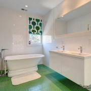 Еще один вариант белого с зеленым для создания яркого интерьера ванной комнаты