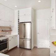 В маленькой кухне целесообразнее расположить холодильник у двери