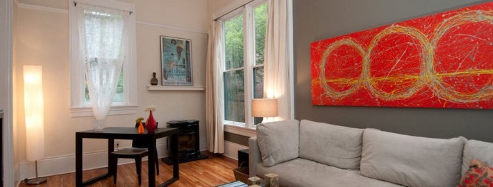 Рабочая зона в середине гостиной