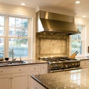 Плита между окнами кухни Плита между окнами кухни