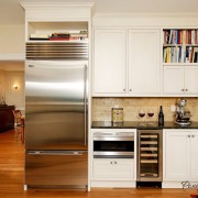 Холодильник у двери - идеальное решение для маленькой кухни