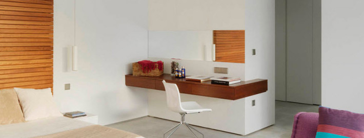 Рабочее место в спальной комнате