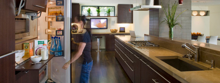 Какой выбрать дизайн кухни с холодильником