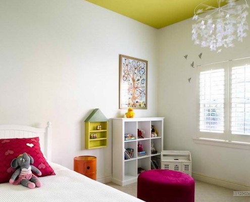 Белые стены и цветной потолок в детской