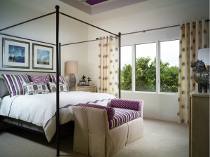 Фиолетовые штрихи в оформлении спальни