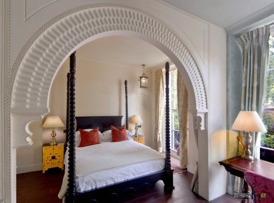 Аркообразная дверь в спальне
