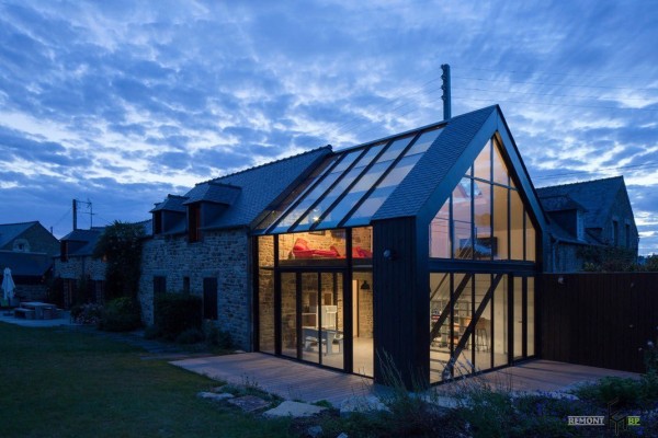 Двухэтажная стеклянная пристройка