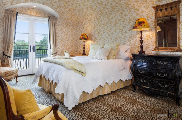 Выход на балкон из спальни