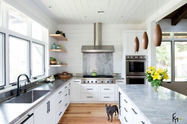 Угловая кухня с открытыми полками