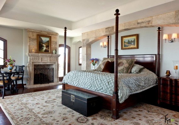 Старинный сундук в спальне